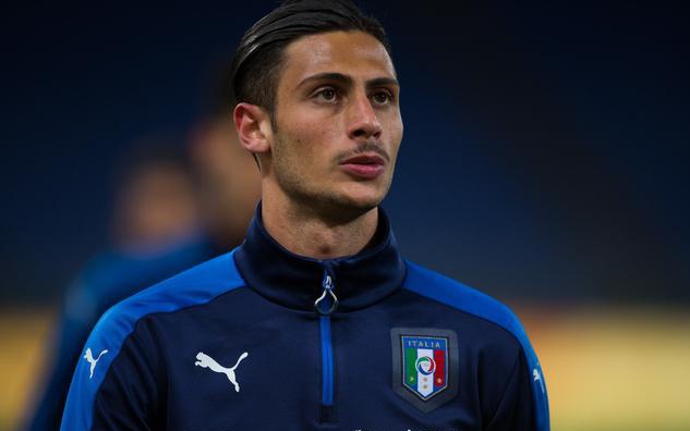 他在接受采 他在接受采