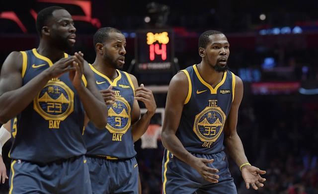 牵着走